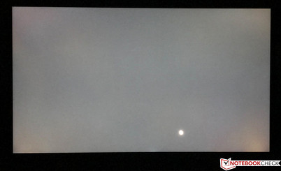 There is only minimal screen bleeding, which is concentrated at the bottom of the screen. The bright spot is the mouse pointer.