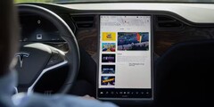 The infotainment system may offer traffic update interruptions (image: Tesla)