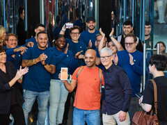 Tim Cook celebrates the market launch of the latest generation of iPhone, Apple Watch and AirPods Pro with customers and team members at Apple Fifth Avenue in New York. (Image source: Apple)