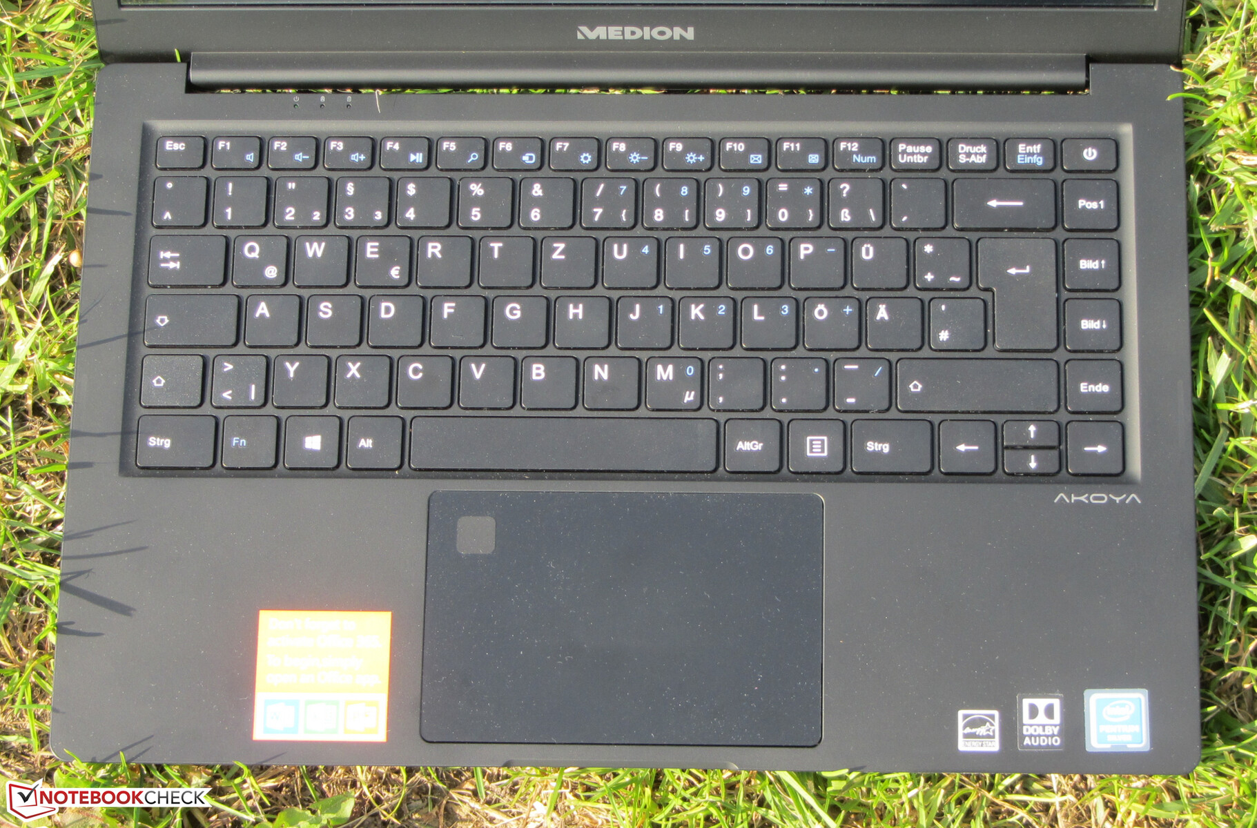 Medion Akoya E4253 Laptop Review: Long Runtime for a Small Amount of Money  -  Reviews