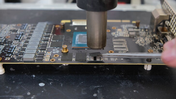 Removing the default Micron modules from the RTX 2070. (Image via VIK-on on YouTube)