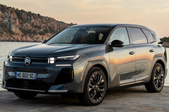 Full choice of powertrains: The new Citroen C5 Aircross is available as an all-electric BEV, a plug-in hybrid (PHEV), and a conventional hybrid
