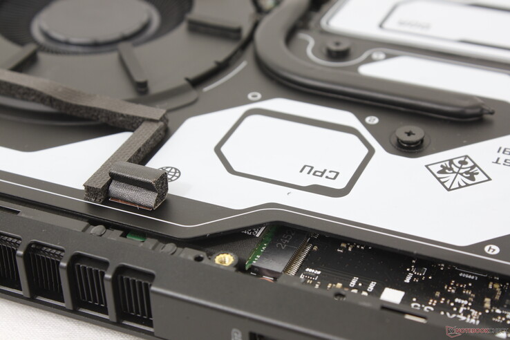 Removable WLAN module hidden underneath the cooling solution