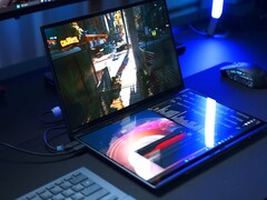 Asus Zenbook Duo 14 (UX8406) weighs just 1.764 kg (3.89 lbs). (Image source: NotebookcheckReviews)