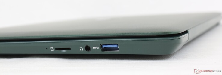 Right: MicroSD reader, 3.5 mm earphones, USB-A 3.0