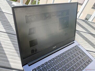 Honor MagicBook 14 outdoors (sun from behind the laptop)