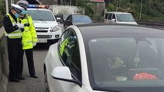This Model 3 driver barely managed to reach the emergency lane (image: Landlord/Dongchedi)