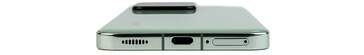 Bottom: Speaker, USB port, microphone, SIM slot (image: Daniel Schmidt)