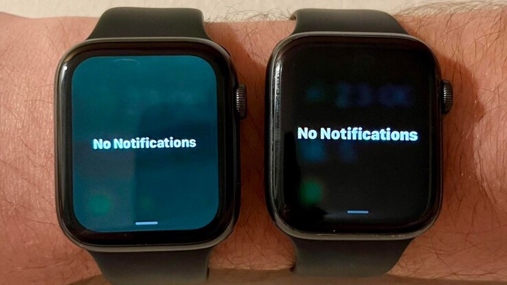 watchOS 9.5 running on the left Apple Watch. (Image source: u/whosyourdaddy)