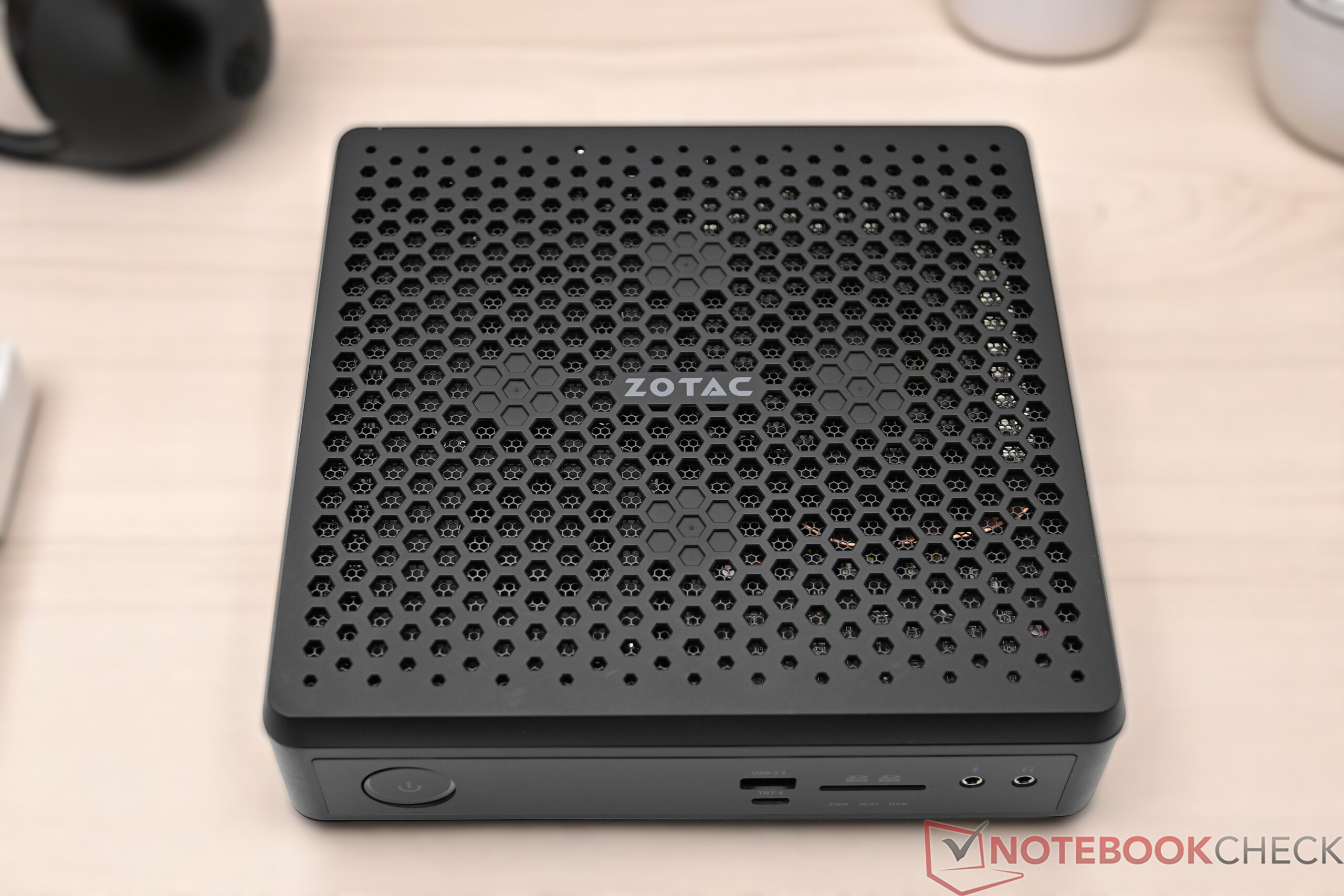 Zotac Zbox Magnus EN374070 review – A mini gaming PC inside