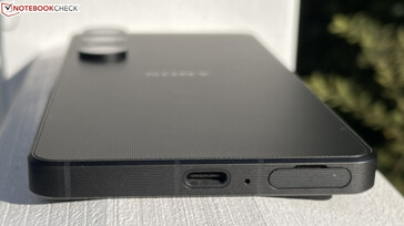 Bottom: base edge: USB-C, microphone, SIM/microSD