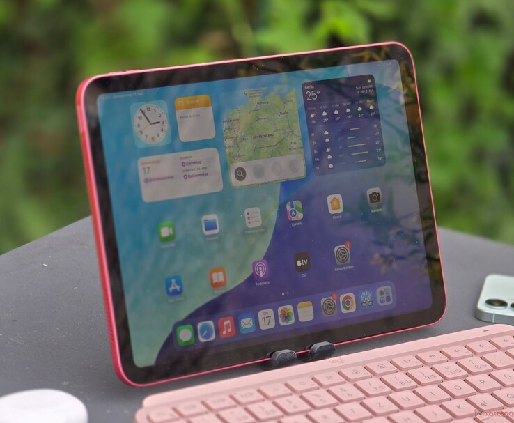 Pink iPad set up outdoors with the display turned on and a pink keyboard in front. (Image source: Notebookcheck)