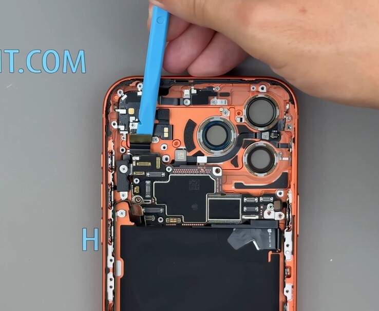 Thermal image of the iPhone 17 Pro Max showing heat distribution around the rear camera area (Image source: How-FixIT via YouTube)