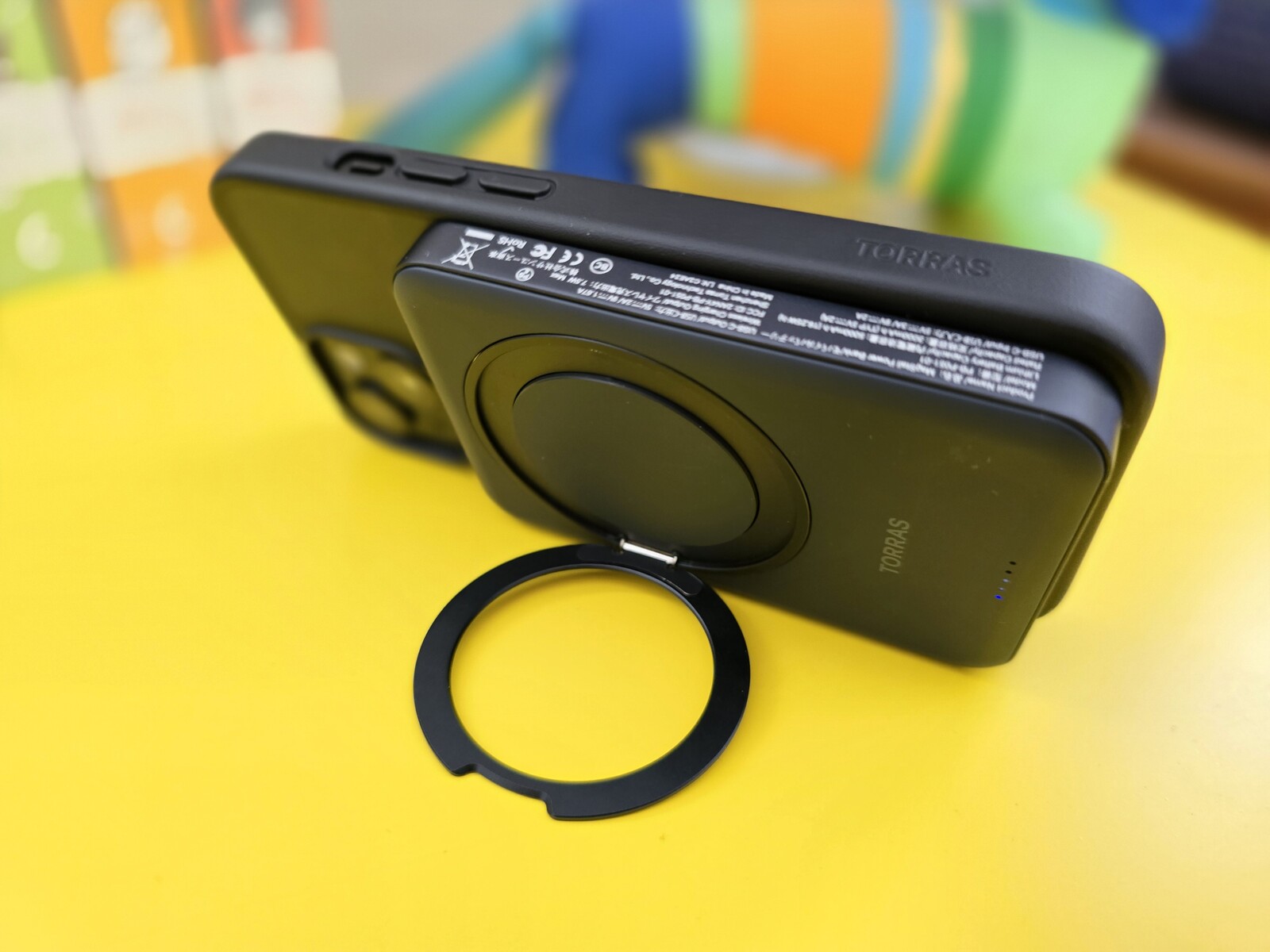 Power Bank TORRAS Magnetico Sottile 5000 MAh Con Supporto Girevole 360°, Wireless Per IPhone Serie 16/15/14/13/12, Ricarica Veloce USB-C, Nero