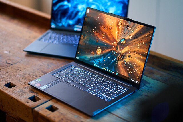 For those ready to settle for 14.5 inches, Lenovo Yoga Pro 7 14IRH G8 offers a 3072 x 1920 resolution and discrete GeForce graphics at a weight of 1.52 kg (Image source: Notebookcheck)