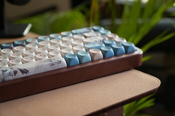 The Akko MU01 Joy of Life has a walnut wood build (Image source: Abhinav)