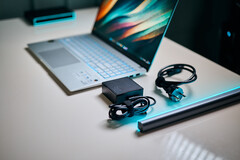 The Qualcomm Snapdragon X Elite SoC in the Asus Vivobook S15 hardly needs a power adaptor to achieve full performance. (Image source: Alex Waetzel / Notebookcheck)