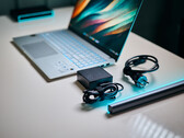 The Qualcomm Snapdragon X Elite SoC in the Asus Vivobook S15 hardly needs a power adaptor to achieve full performance. (Image source: Alex Waetzel / Notebookcheck)