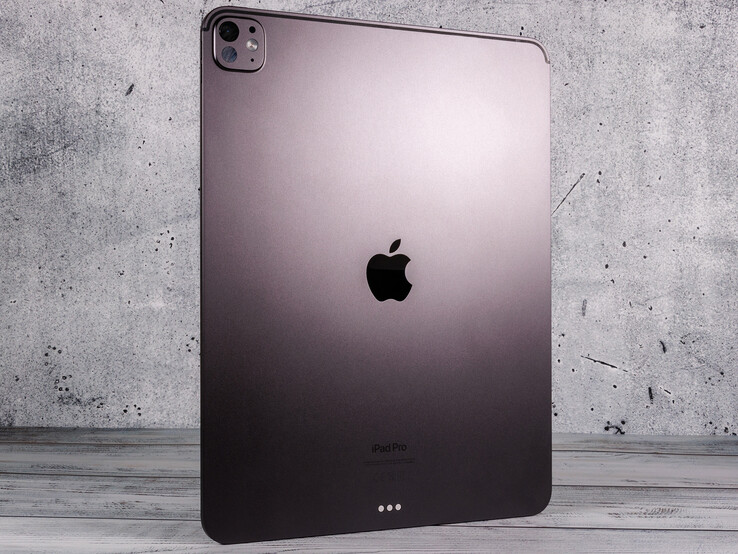 Rear view of the Apple iPad Pro in space black finish showing its camera and Apple logo (Image source: Notebookcheck)