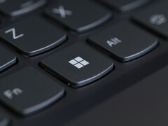 Nahaufnahme der Windows-Taste auf einer schwarzen Laptop-Tastatur