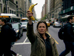 Woman holding banana 3 – This image tricks them all (Source: Nano Banana Pro – post-processed with CyberLink PhotoDirector)