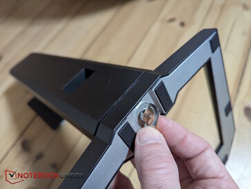 Secure using the integrated thumb screw