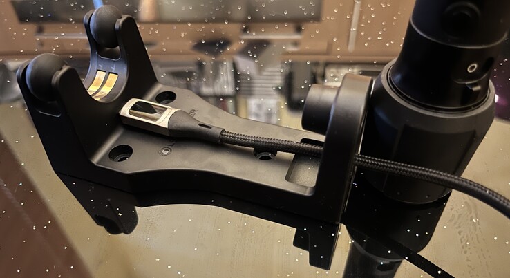 The flashlight dock with USB cable (Image source: Andreas Sebayang/Notebookcheck)