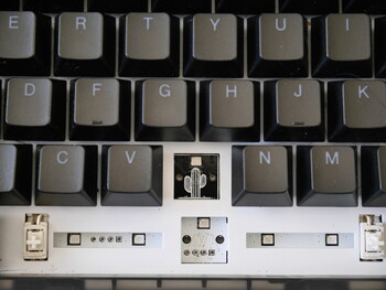 There are similar images to these under all of the Wooting 80HE's key switches. (Image source: Julian van der Merwe / Notebookcheck)