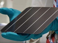 The cells are a long way from the theoretical maximum, but they last. (Image: youtube/Oxford PV)