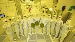 Samsung Foundry and Electronics execs show the first 3nm wafers off. (Source: Samsung)