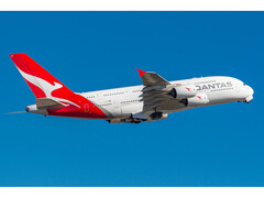 A photograph of a Qantas airplane flying in deep blue skies. (Image: Vismay Bhadra/Wikimedia Commons)