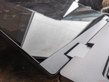 Edge-to-edge glass touchscreen
