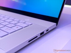 华硕 ROG Zephyrus G16 I/O（图片来自 Notebookcheck）