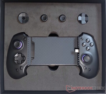 The Abxylute S9 controller ships with two pairs of analog stick caps and three D-pads. (Image source: Notebookcheck)
