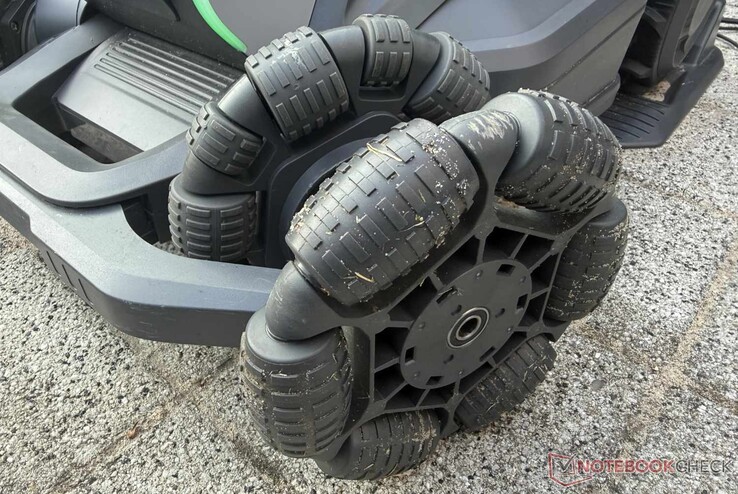 The new front wheels (rear) of the Airseekers Tron compared to the old ones (front).