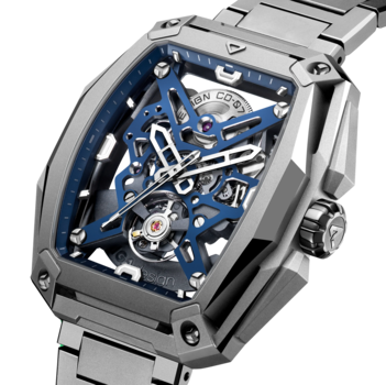 The Hunter Titanium watch case measures 41.5 × 47.45 mm