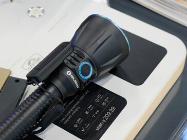 The remote can be attached magnetically (Image source: Andreas Sebayang/Notebookcheck.com)
