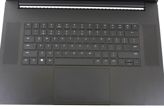 Keyboard and touchpad - Razer Blade 17 2022 (Image source: Notebookcheck)