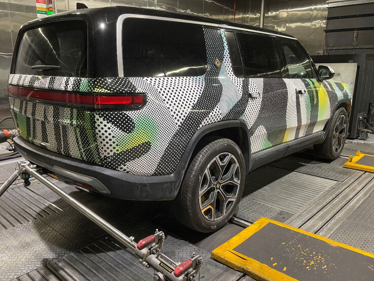 最近经过寒冷天气测试和验证的 Rivian R1S 的后部。（图片来源：EPA via Rivian Forums）