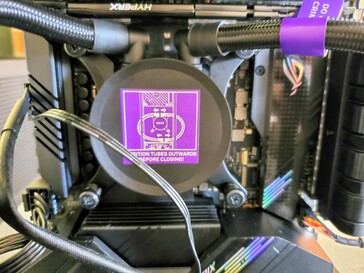 The CPU cooler in place. (Image: Notebookcheck)