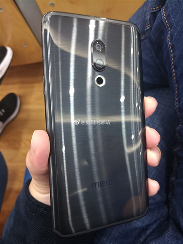 The all-metal back with the dual camera setup and circular LED flash (Source: MyDrivers)