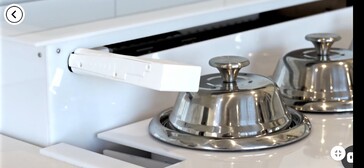 A robotic arm grabs the cooking pot cover, flipping it over to fill with ingredients from above. (Image source: Chefee Robotics)