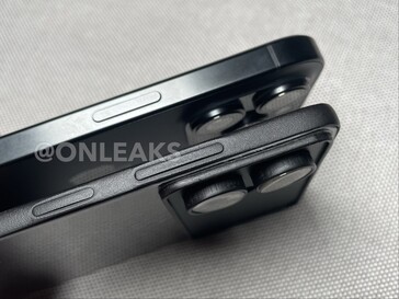 Side profile of an alleged dummy unit of Galaxy S26 Edge vs iPhone 16 Pro. (Image source: OnLeaks on X)