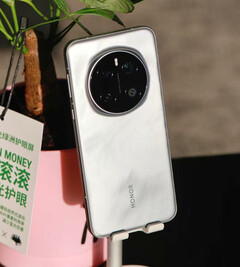The Magic7 Pro follows in the footsteps of the Xiaomi 15 Pro. (Image source: Honor)
