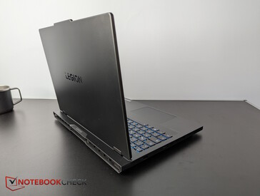 16-inch Lenovo Legion Pro 5i gaming side view at angle (Image source: Christian Hintze)