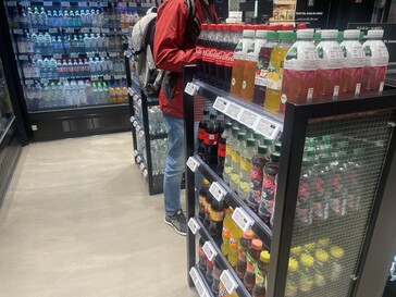 Merchandise selection for beverages with e-paper displays as price tags. (Photo: Andreas Sebayang/Notebookcheck.com)
