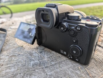 The touchscreen makes shooting above and below head height much easier