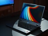 Lenovo Legion 5i Gen 10 is rather compact and lightweight for a 15-incher 1.936 kg (4.27 lbs.). (Image source: NotebookcheckReviews on YouTube)