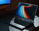 Lenovo Legion 5i Gen 10 is rather compact and lightweight for a 15-incher 1.936 kg (4.27 lbs.). (Image source: NotebookcheckReviews on YouTube)