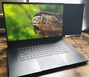 Razer Blade 17 2022 with its narrow display bezels (Image source: Notebookcheck)